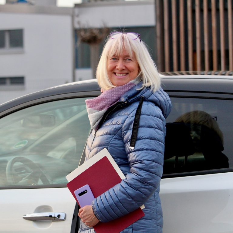 Sabine Krämer vor einem weißen Auto