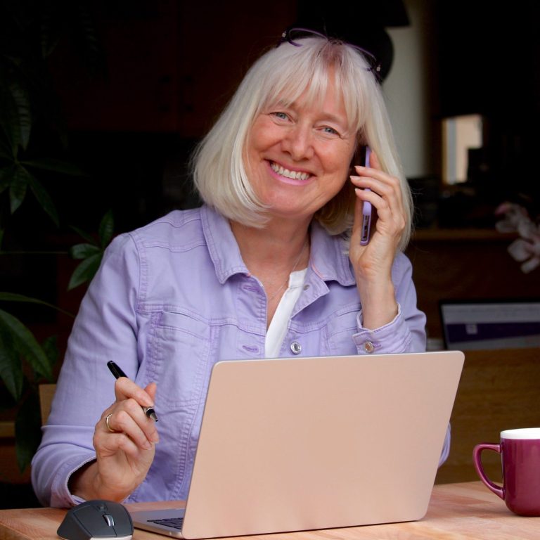 Sabine Krämer mit Laptop am Telefon 